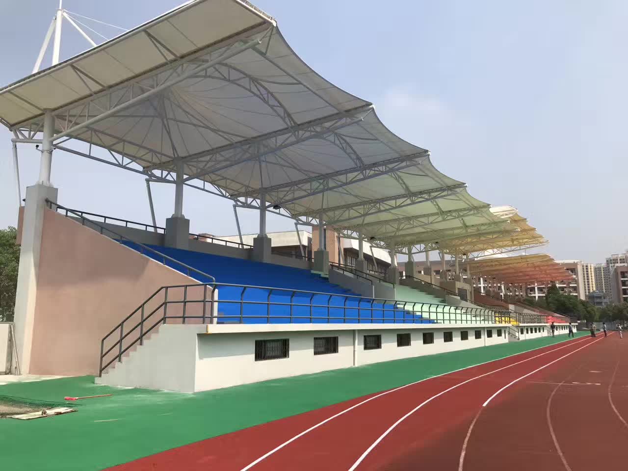 学校体育场看台项目顺利竣工验收并交付使用